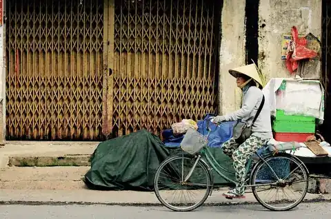 Người bán vé số dạo bằng xe đạp
