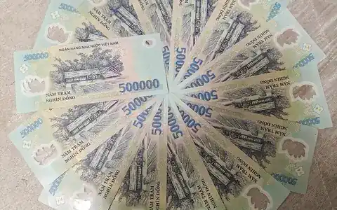 Tờ tiền 500.000 đồng xếp thành vòng tròn